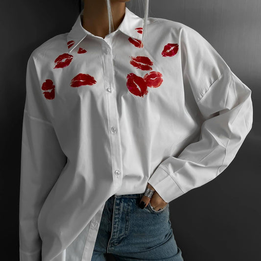 Camicia bianca con baci rossi