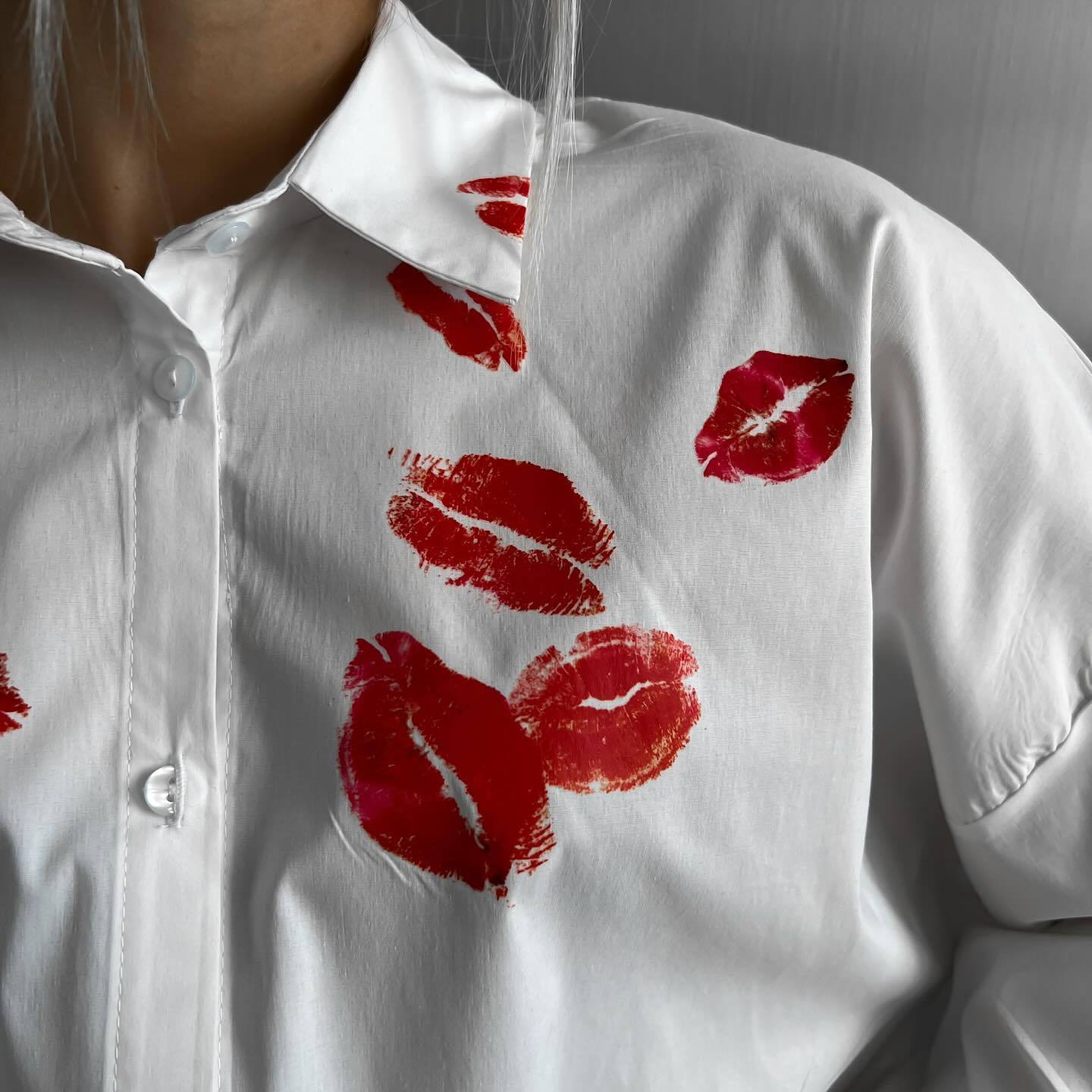 Camicia bianca con baci rossi
